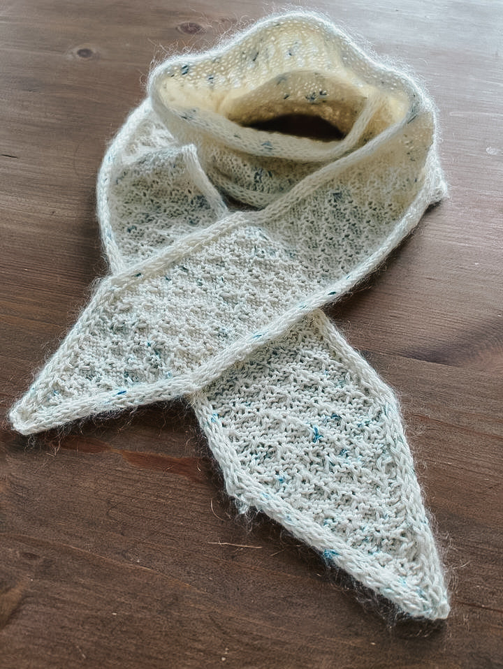 Lyst Granola Scarf knyttet på et træbord · ingen faste størrelser, længden følger garnet