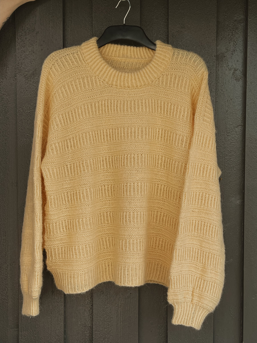 Gul Coffee Sweater på bøjle, med lige ærmer · ærmerne samles op og strikkes rundt ned til ribben