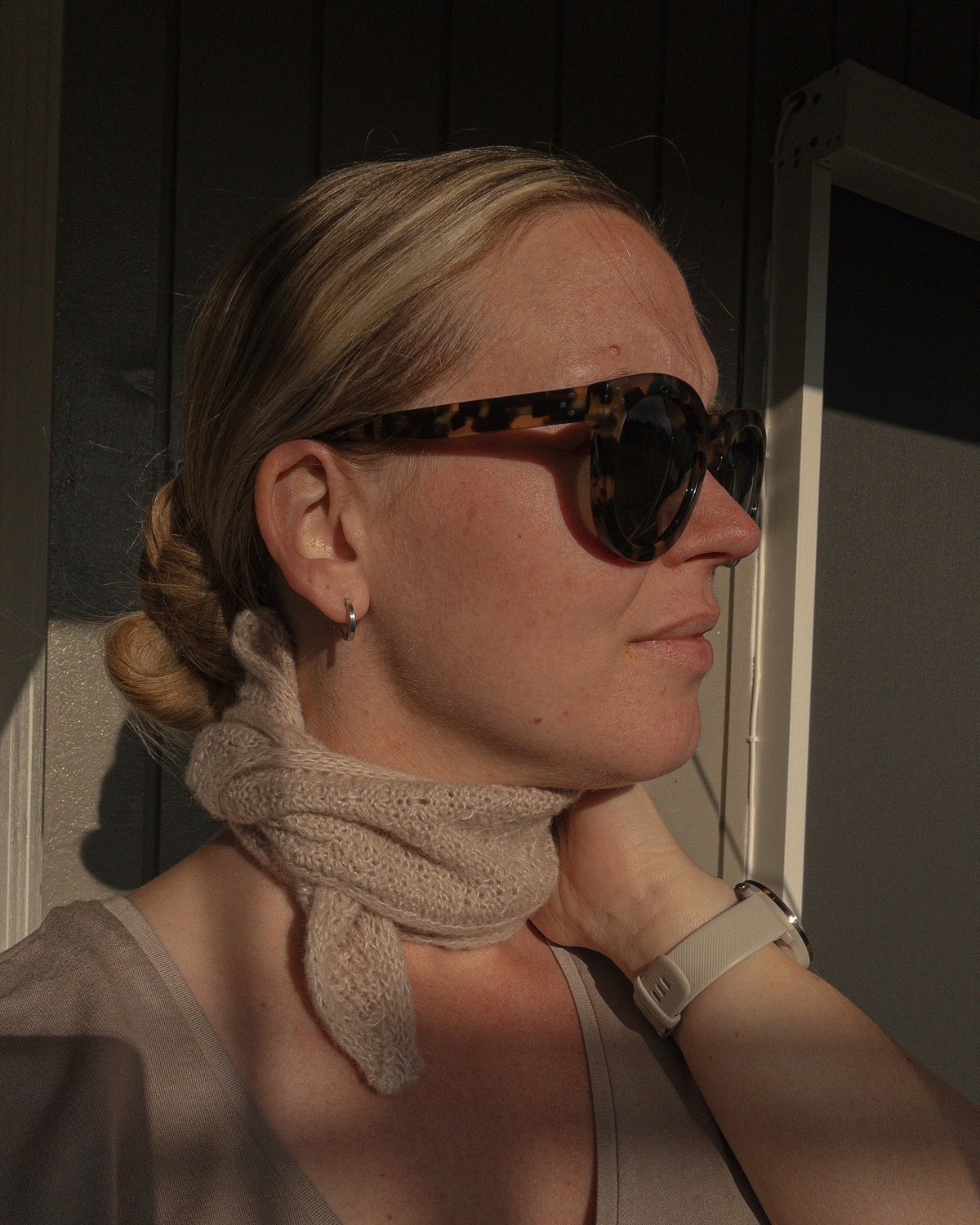 Beige Granola Scarf knyttet om halsen, set fra siden · passer til næsten alle garner