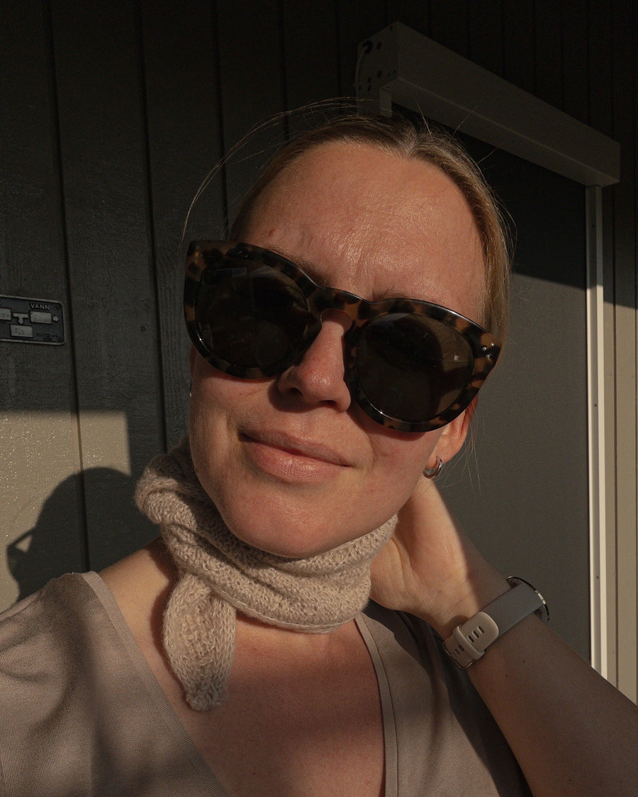Granola Scarf tæt om halsen i aftenlys · bliver lige så blødt som det garn, du vælger