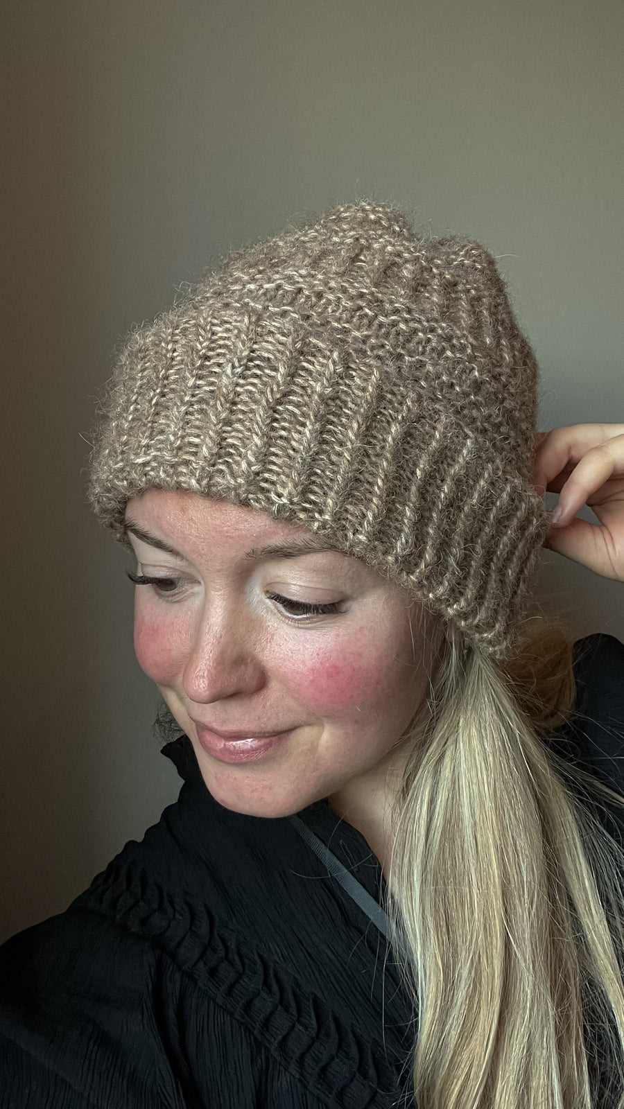 Coffee Beanie på hovedet, med omslag · dobbelt omslag i rib holder huen på plads