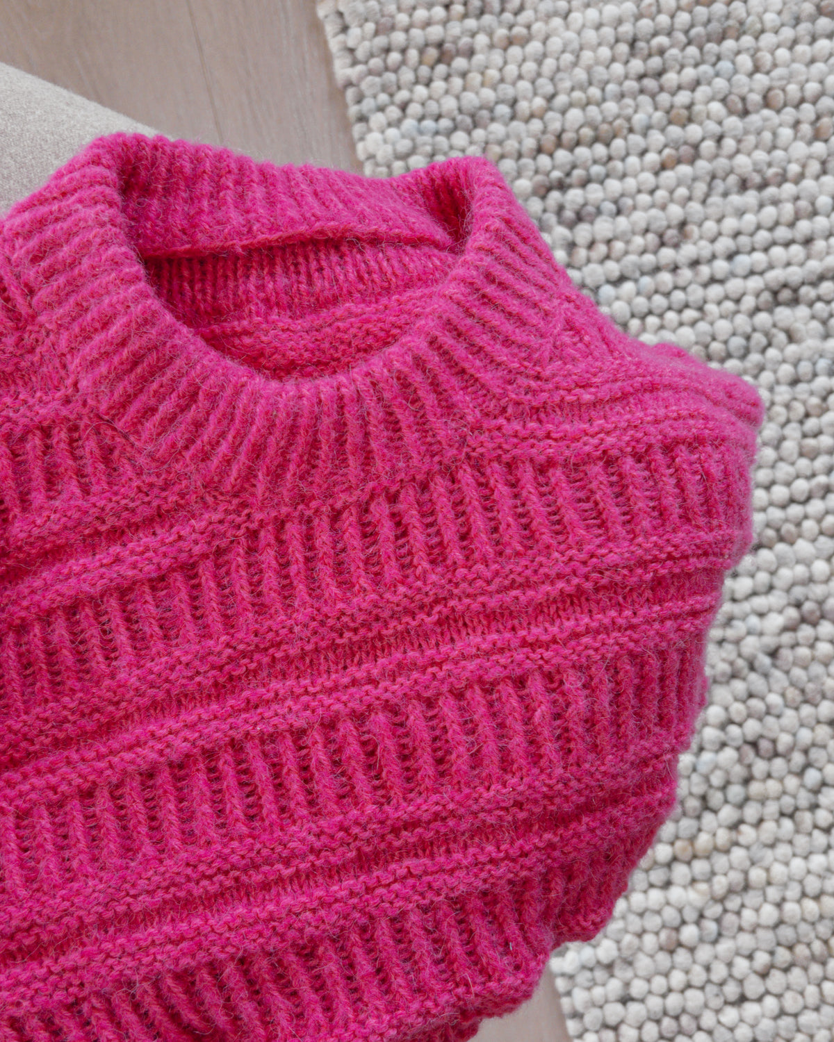 Lyserød Coffee Sweater helt tæt på, rund hals i rib · halskanten strikkes dobbelt og fæstnes ved aflukningen