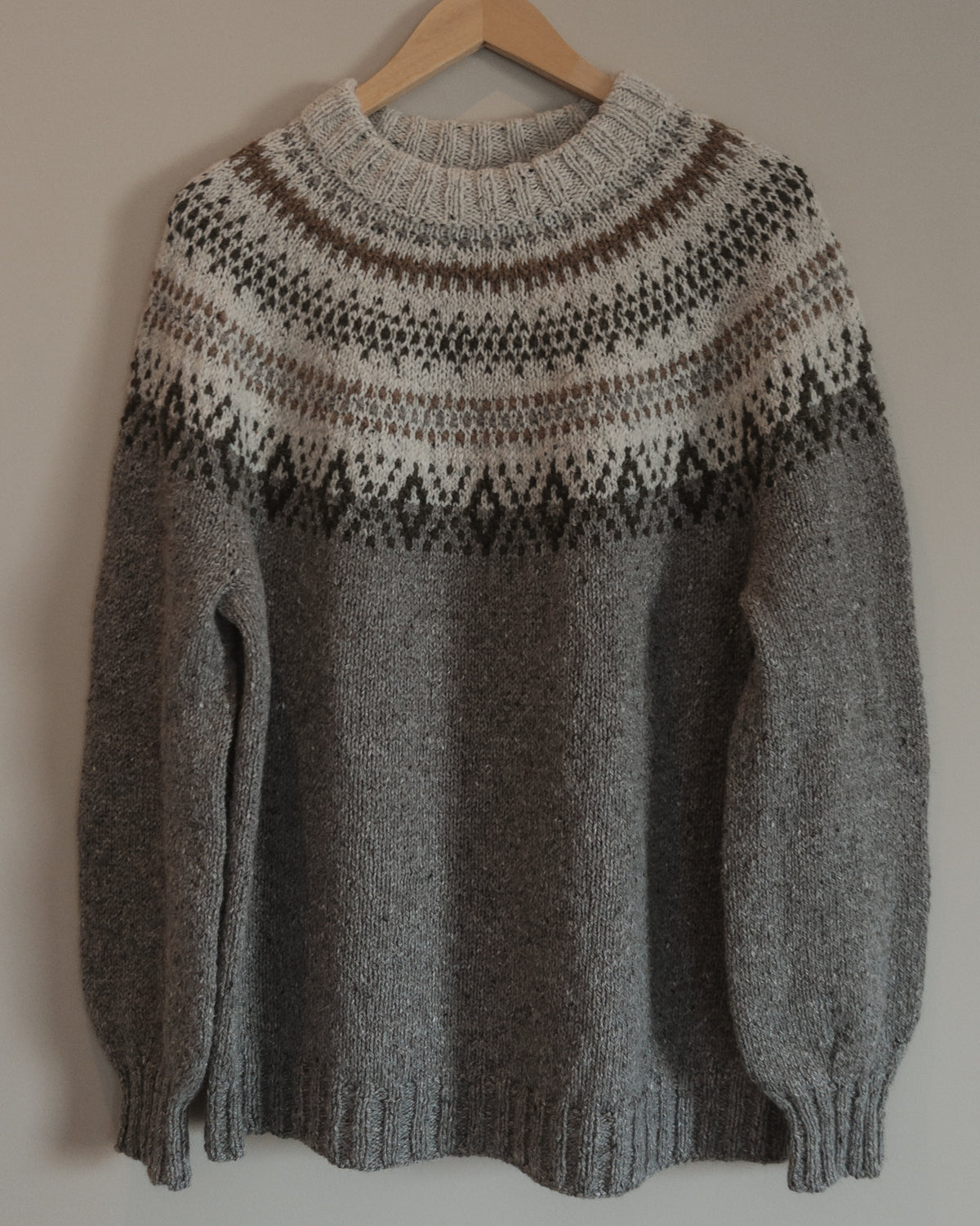 Grå Tales of Patagonia Sweater på galge · storlekar från 90 till 170 cm