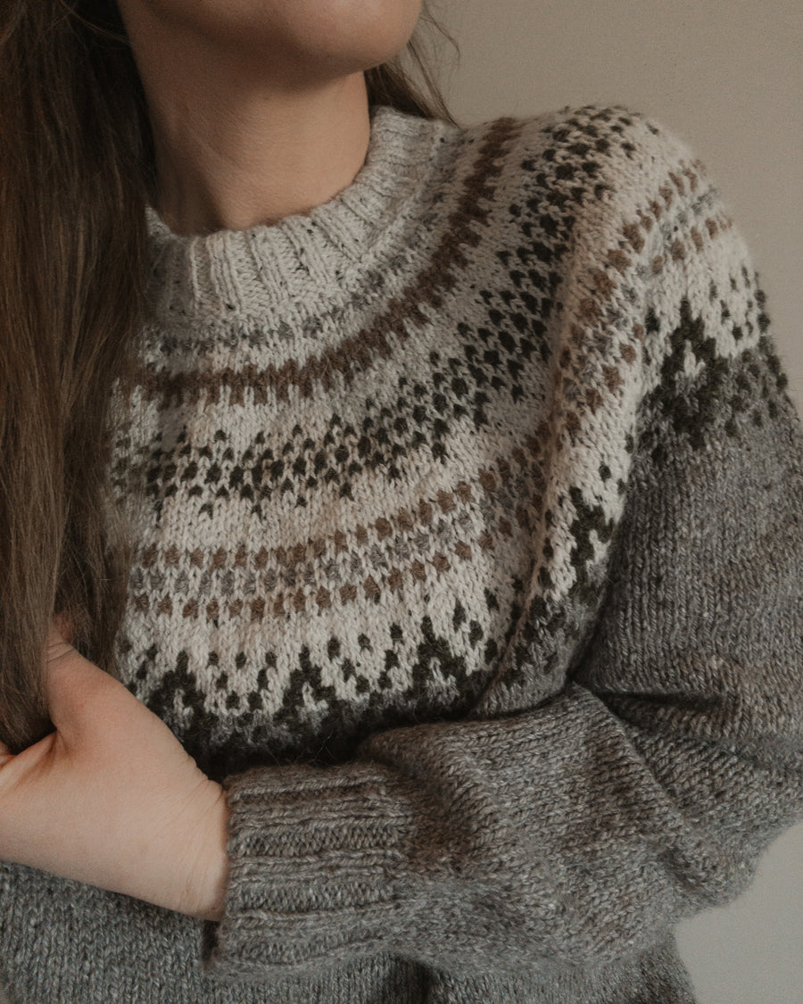 Oket på Tales of Patagonia Sweater i grått · skriven beskrivning och diagram