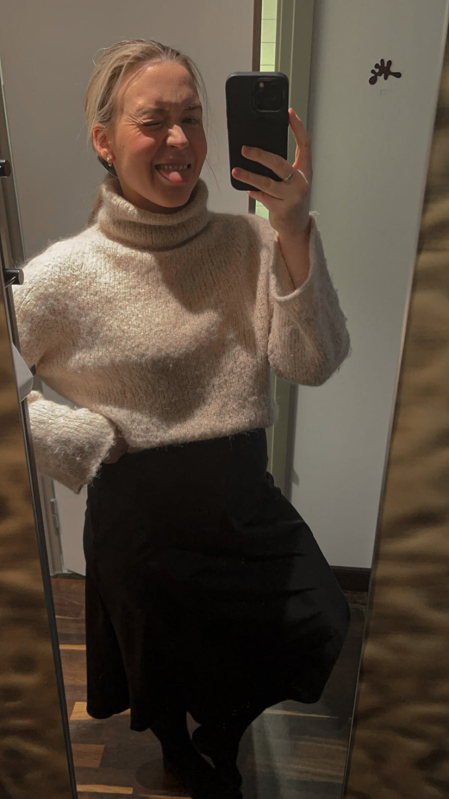 Spejlbillede af creme Latte Luxe Sweater med høj hals og opskudte ærmer · maskeantallet er angivet undervejs