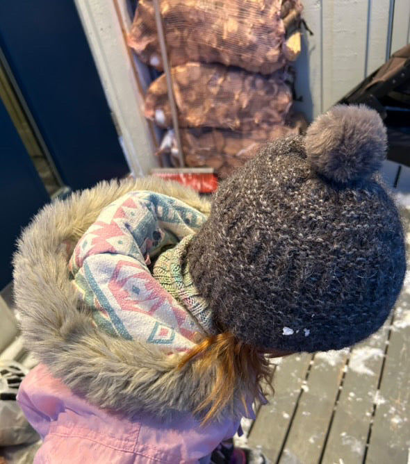 Mørk Coffee Beanie med dusk på et barn ude i sneen · tætsiddende