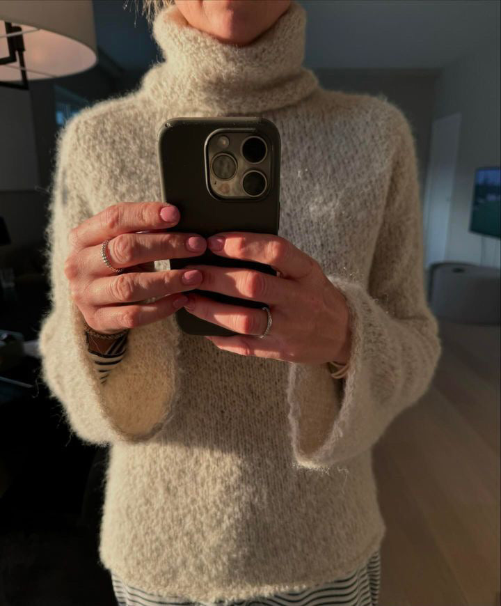 Spejlbillede af beige Latte Luxe Sweater med høj hals og klokkeformede ærmer · A-form, ca. 8 cm bredere forneden