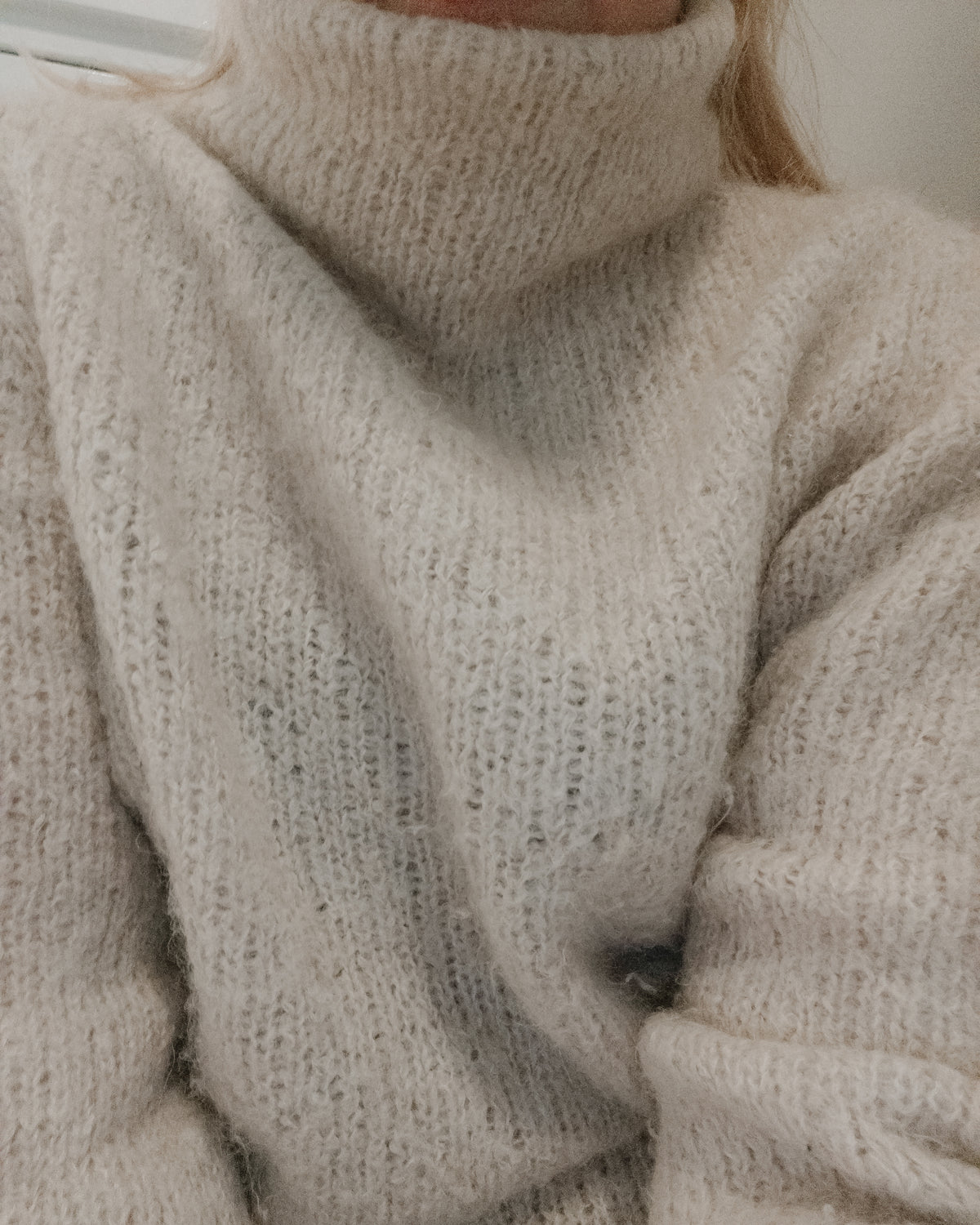 Latte Luxe Sweater i creme med høj hals · opskriften er begyndervenlig og uden forkortelser