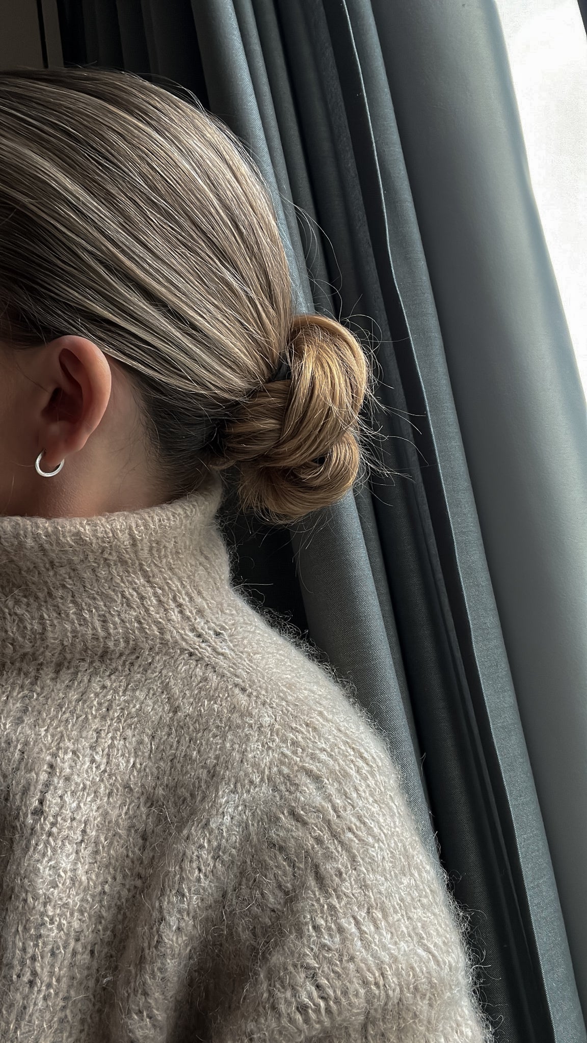 Bagstykke og skuldre på Latte Luxe Sweater i taupe · pasformen over skuldrene sidder pænt