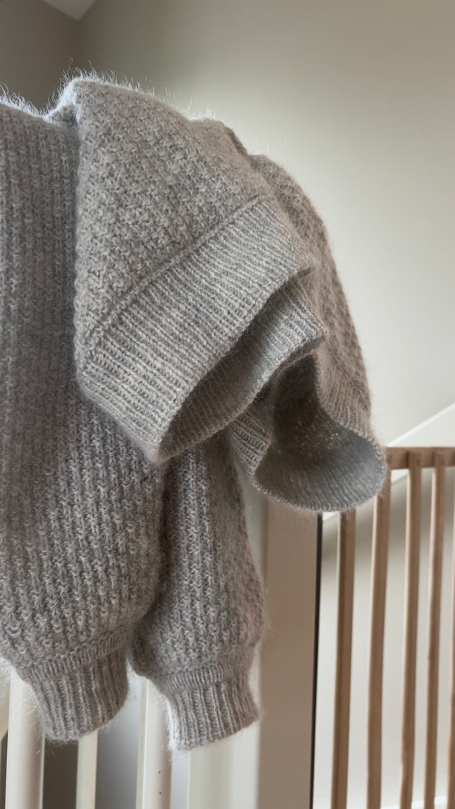 Mistlight Sweater over et trægelænder, med ribbede ærmer og nederkant · str. 1 til 9, 95 til 175 cm