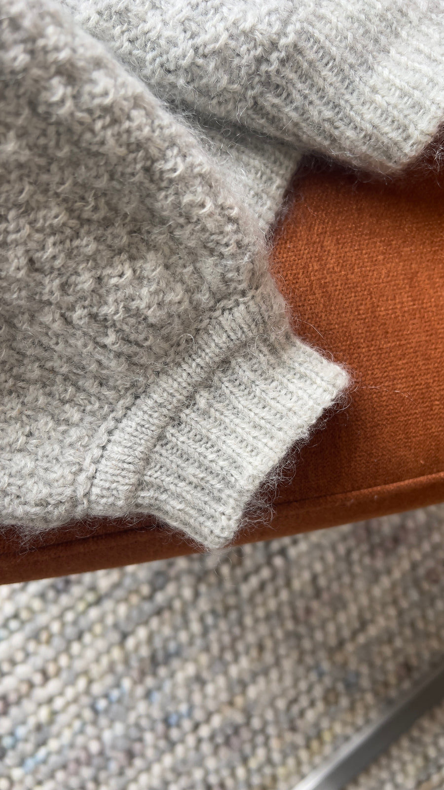 Nærbillede af rib og struktur på ærmet på Mistlight Sweater · forkortede rækker giver flest mulige retmasker