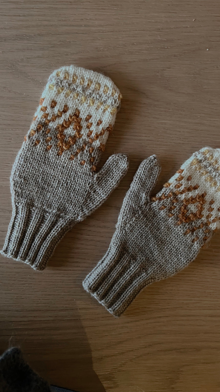 Beige vanter med en orange rombe på cremehvid top · strikkes rundt, nedefra og op