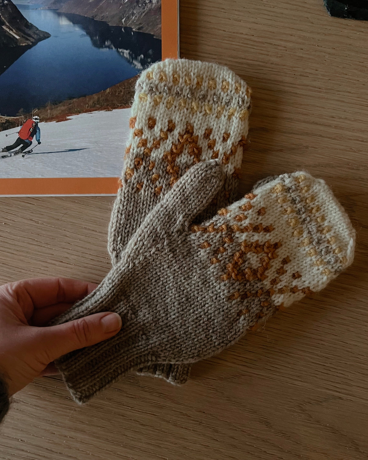 Beige vanter med cremehvid top og orange mønster · den samme vante strikkes to gange