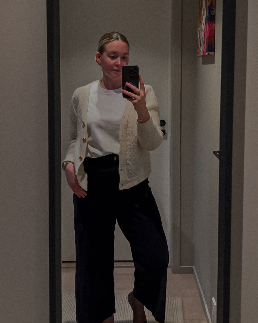 Spejlbillede med cremehvid Granola Cardigan til sorte bukser · overvidde fra 100 til 180 cm