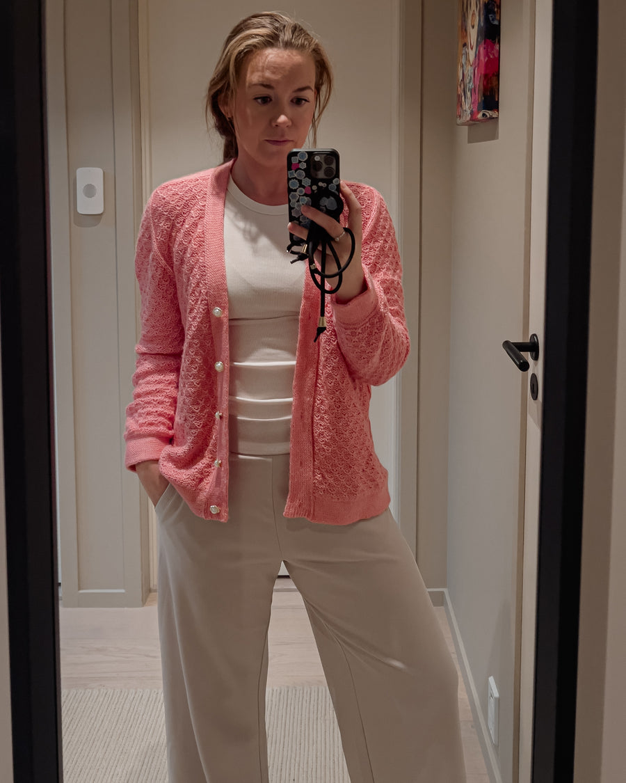 Spejlbillede med lyserød Granola Cardigan og hvid top · en afslappet cardigan i ni størrelser