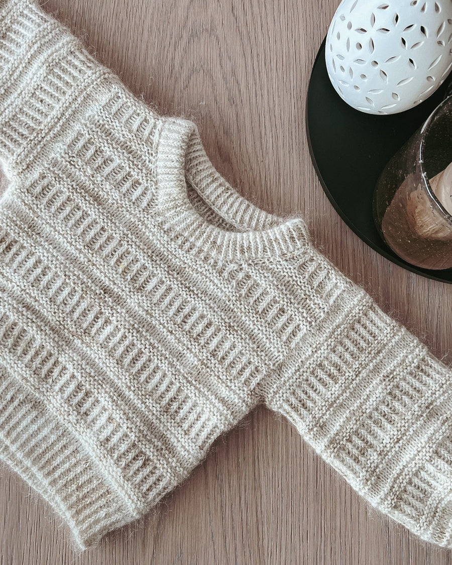 Coffee Sweater Mini liggende på et træbord, rund hals · dobbelt halskant