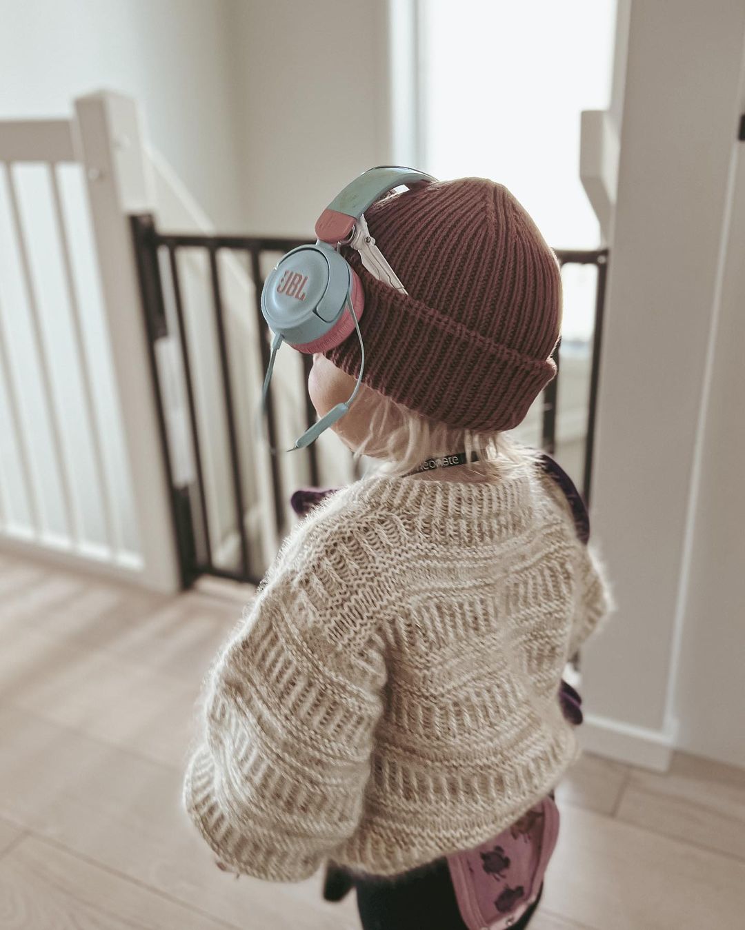 Coffee Sweater Mini på barn med hue, set bagfra · håndfarvet mohair giver sit eget udtryk