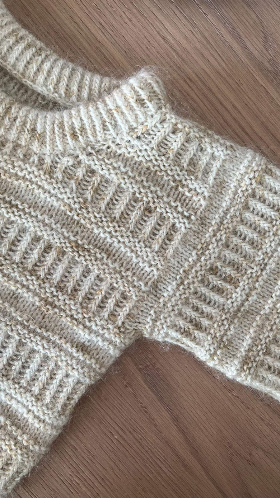 Halskant og skulder på Coffee Sweater Mini, nærbillede · ribben kan strikkes i dobbelt længde