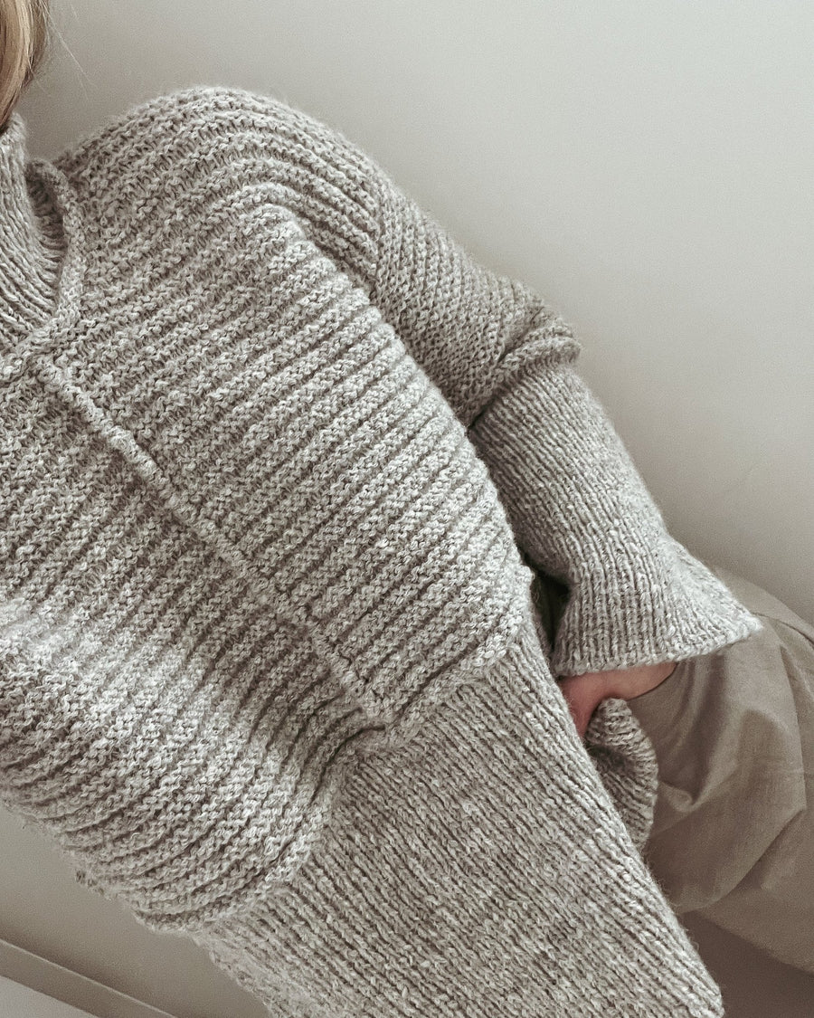 Nærbillede af vandret struktur over den ribbede nederste del af Dawn Sweater · lodret og vandret struktur sammen