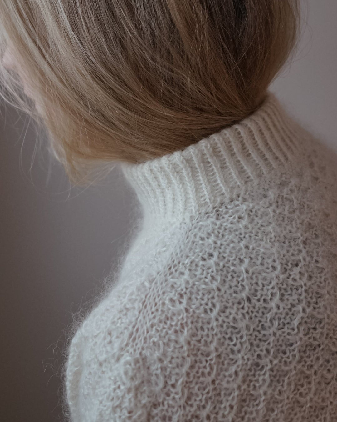 Skulderdetalje på hvid Granola Sweater · skuldrene formes oppefra, uden sømme