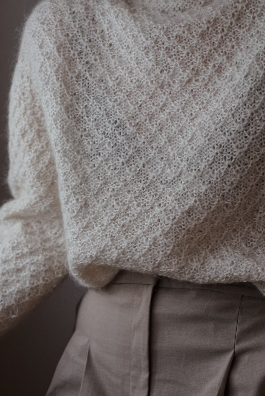 Hvid Granola Sweater tæt på · snoet rib giver en fast, pæn kant