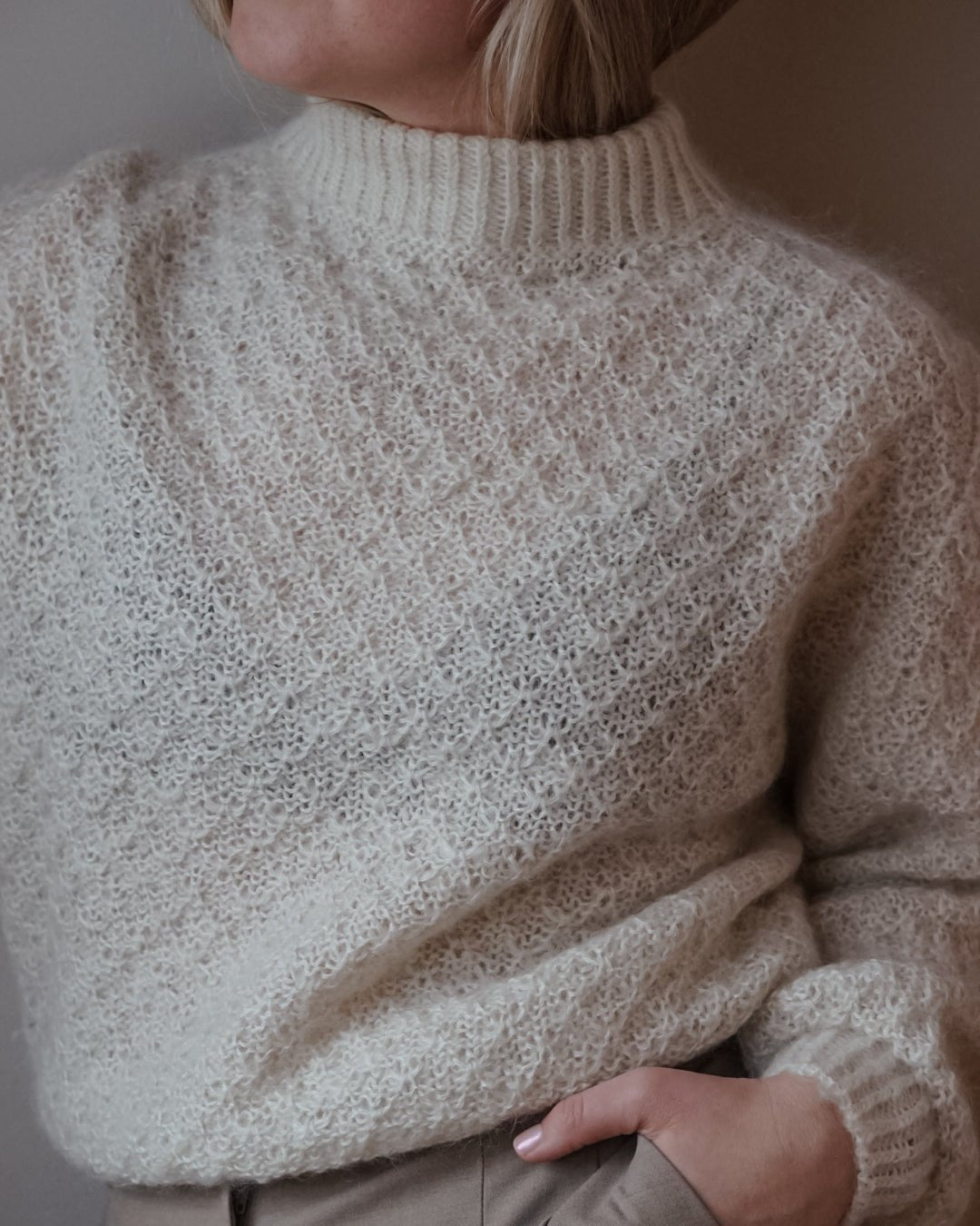 Hvid Granola Sweater båret, set forfra · lige pasform med vide ærmer og fast rib