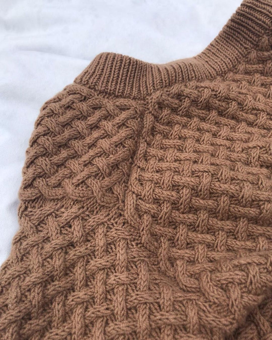 Halsen på brun Lounge Sweater set oppefra · halskanten strikkes nedad