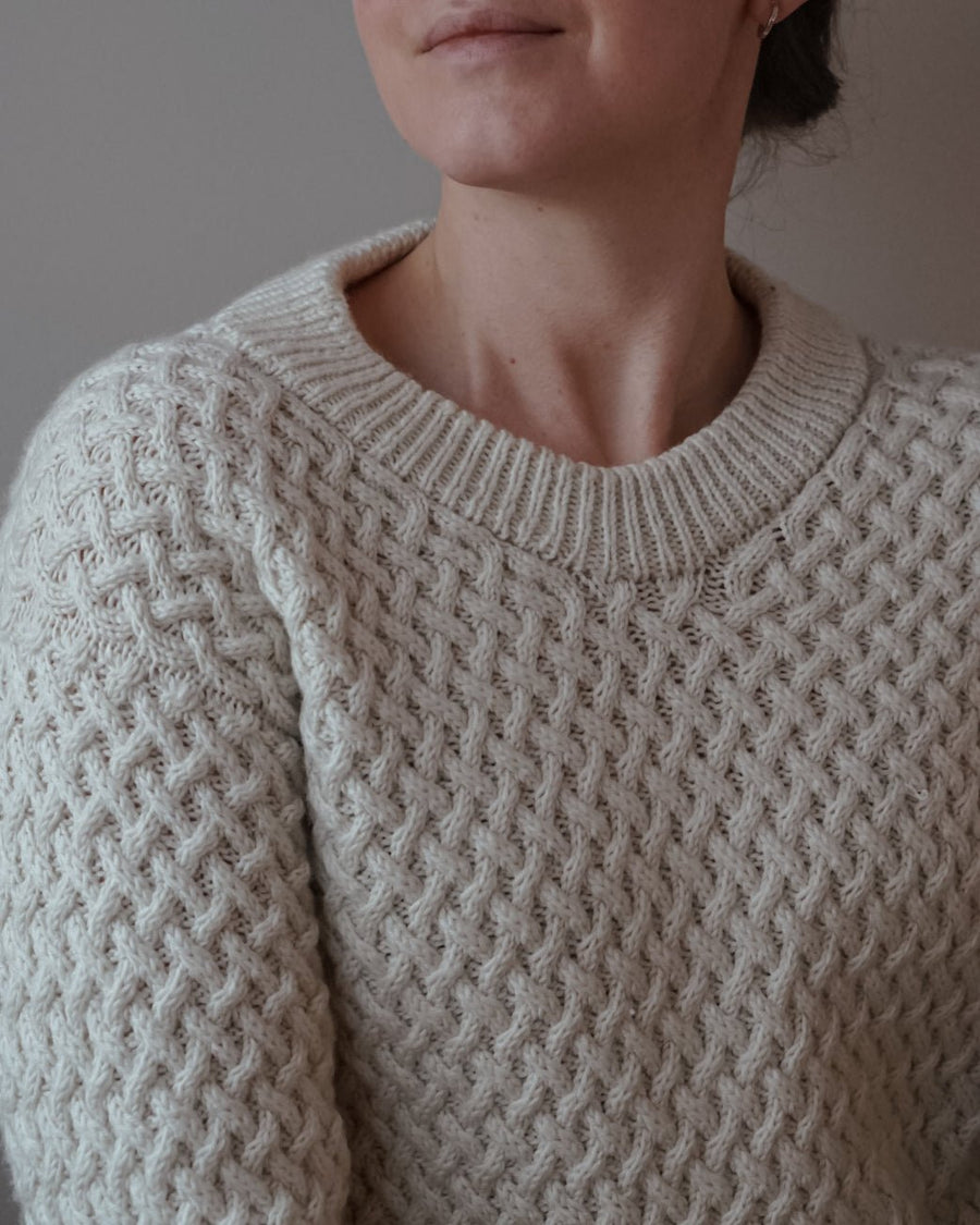 Cremehvid Lounge Sweater set forfra · lige og let oversize pasform