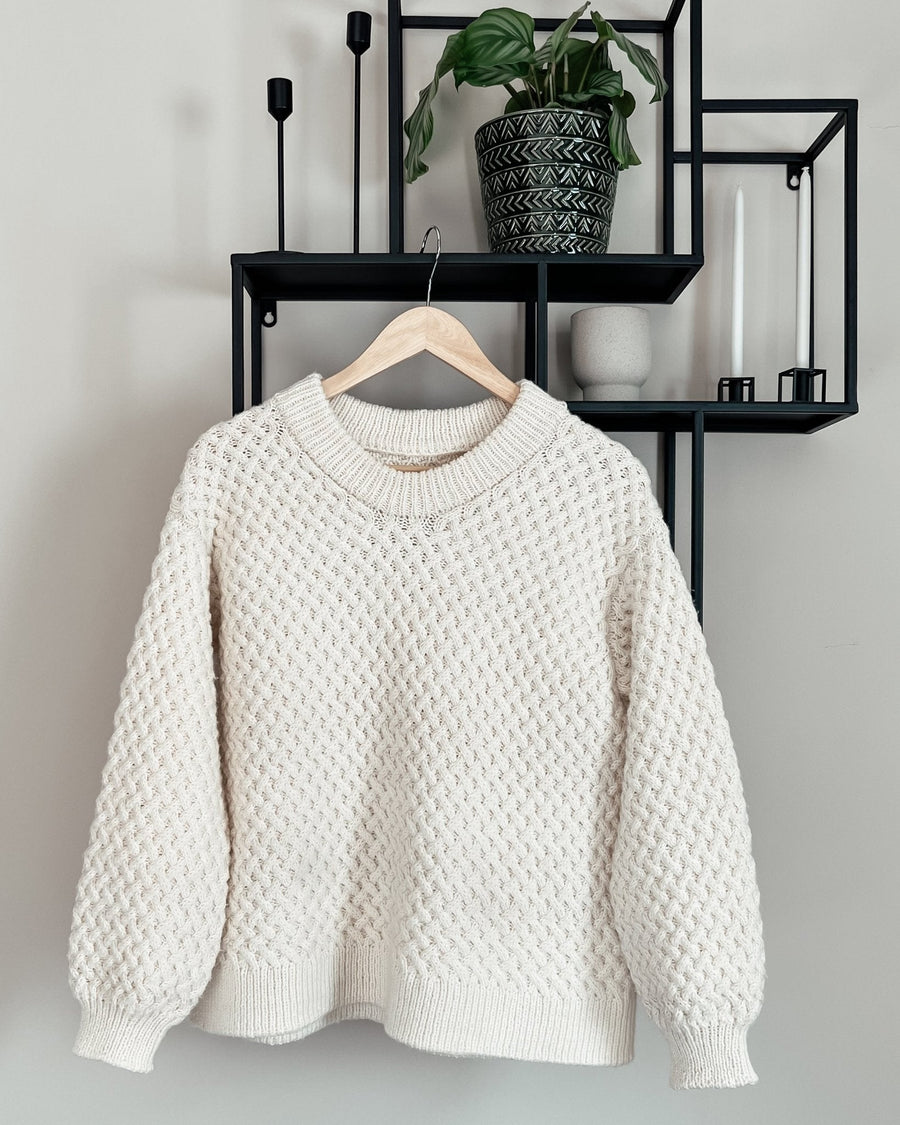 Cremehvid Lounge Sweater på bøjle · strikkes oppefra og ned