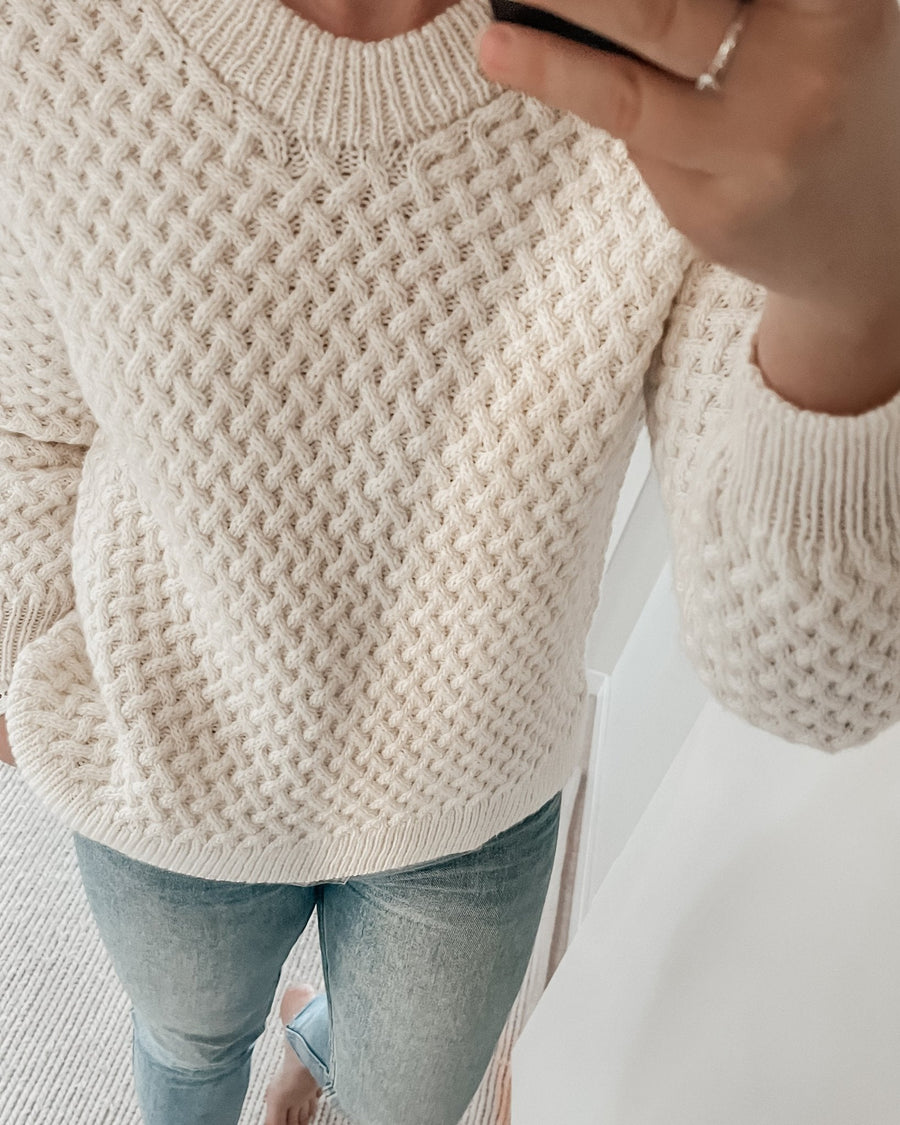 Cremehvid Lounge Sweater i spejlet · 15 til 20 cm bevægelsesvidde