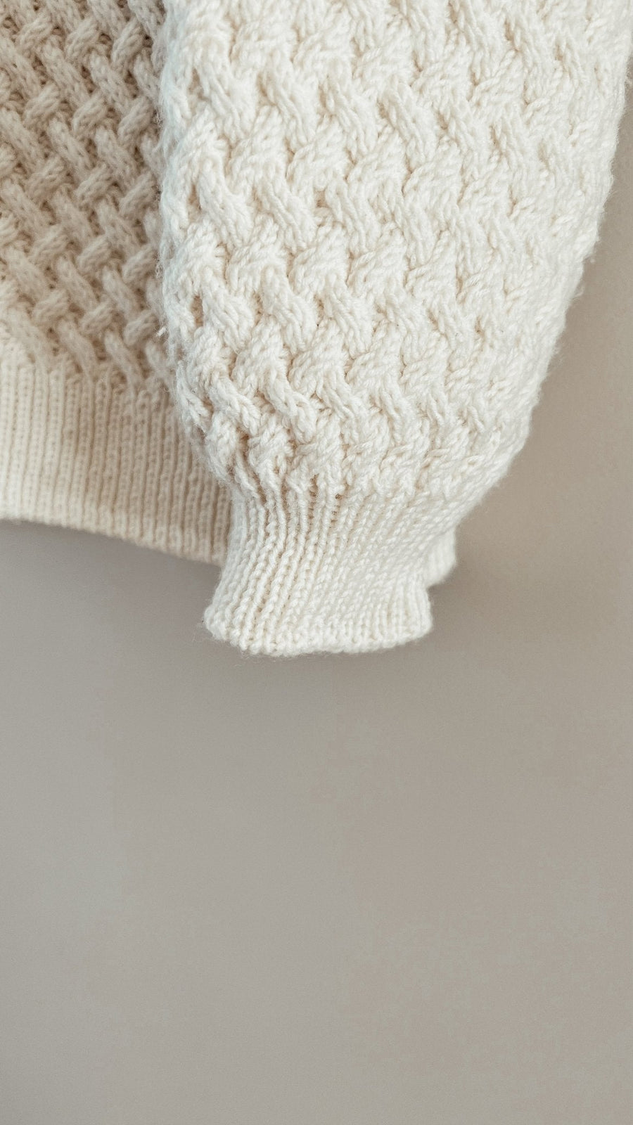 Ærmekant på cremehvid Lounge Sweater · ærmerne samles op rundt om ærmegabet