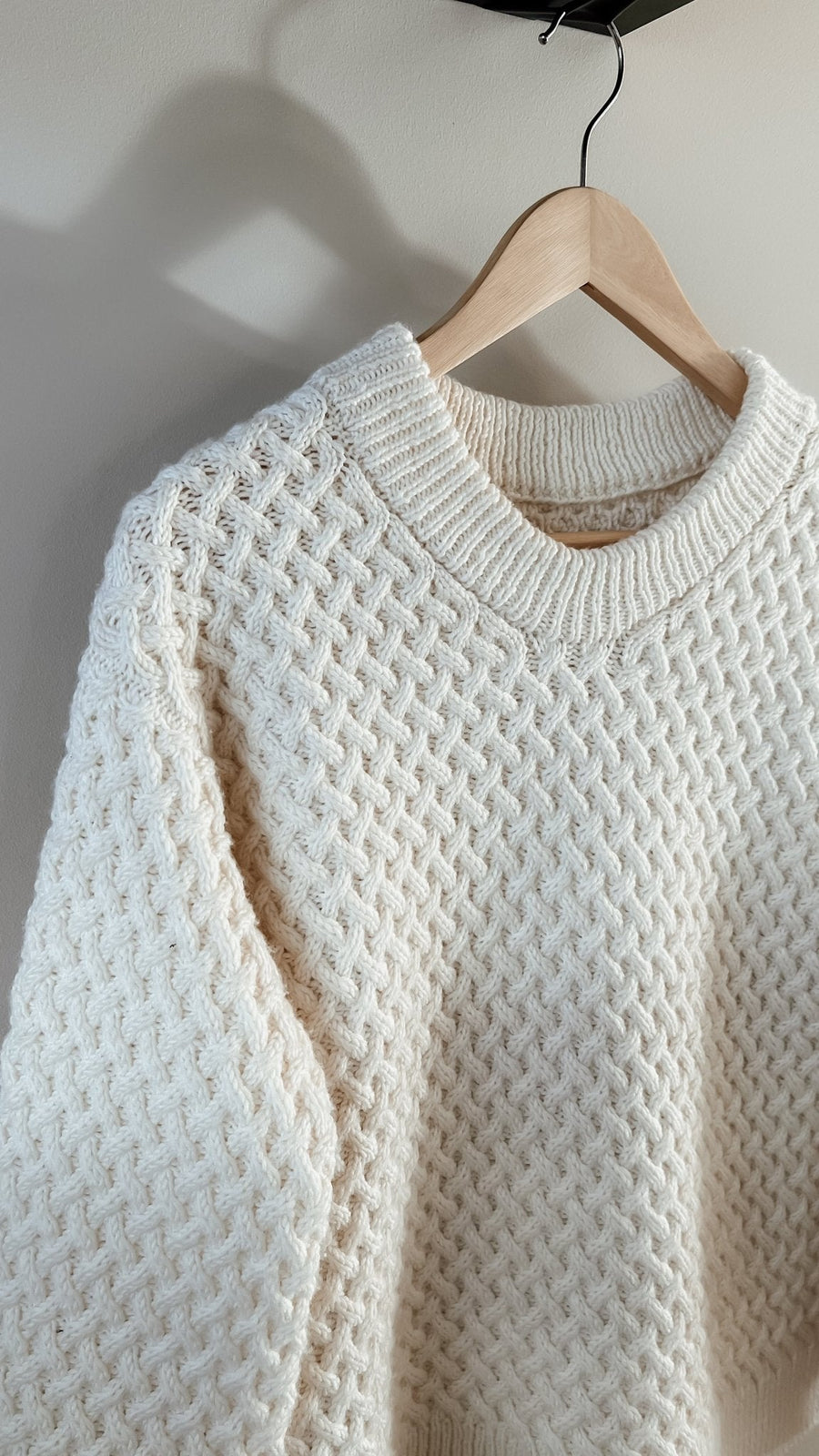 Cremehvid Lounge Sweater på bøjle · forstykket strikkes separat for halsudskæringen
