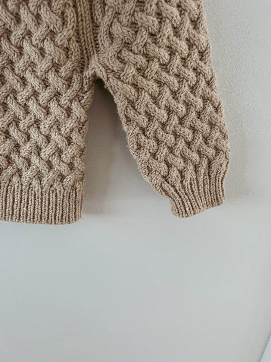 Nederkant og ærme på Lounge Sweater Mini · formet med forkortede rækker