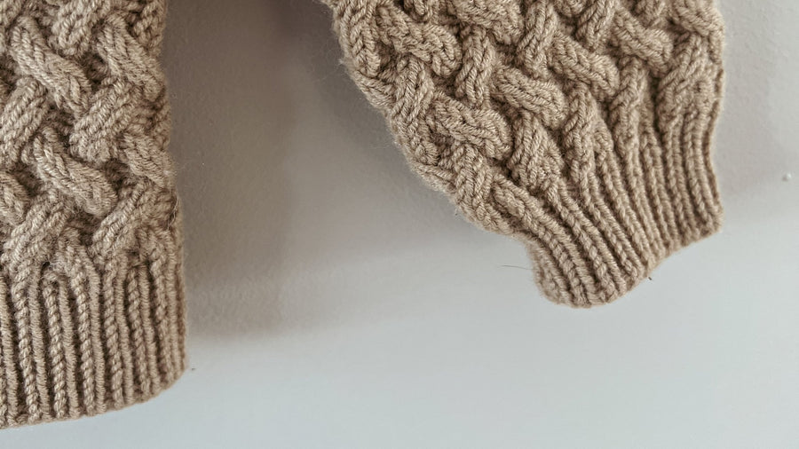 Ribkanter på ærmerne af Lounge Sweater Mini · størrelser fra 1 til 12 år