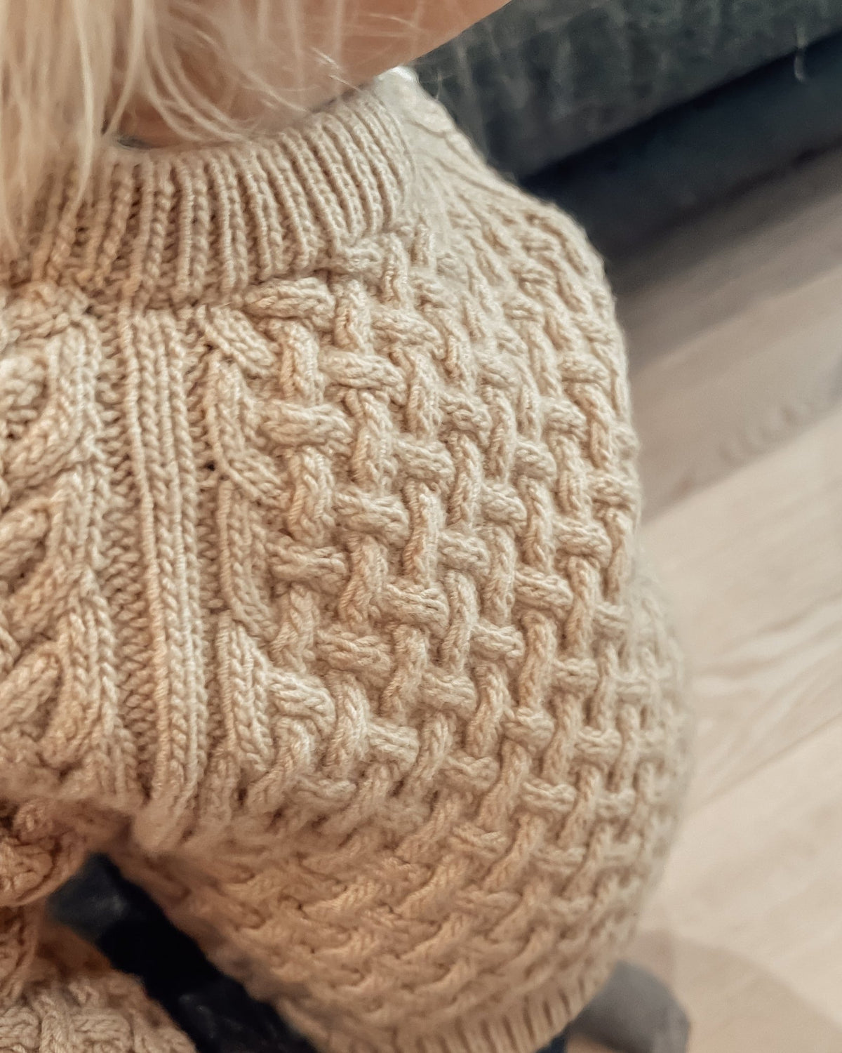 Skulder og halskant på Lounge Sweater Mini · fletstruktur og dobbelt halskant