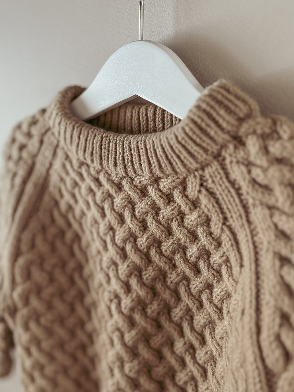 Nærbillede af halskanten på Lounge Sweater Mini · helt uden syning