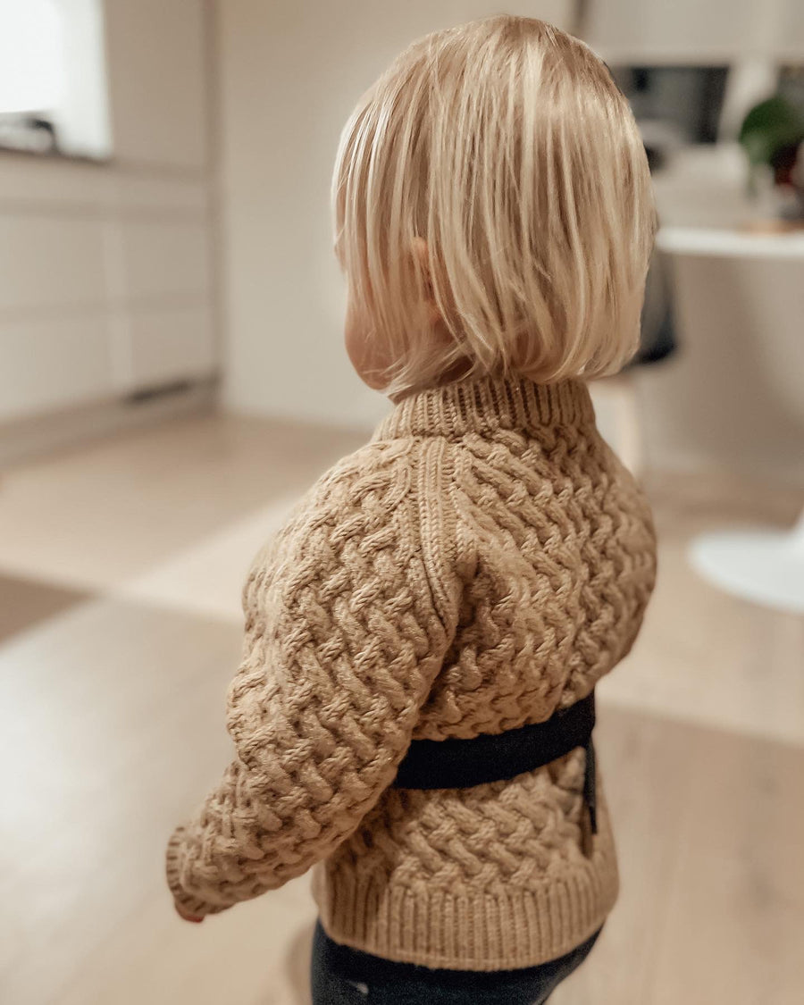 Lounge Sweater Mini på et barn set bagfra · ekstra længde, så den kan bruges længe